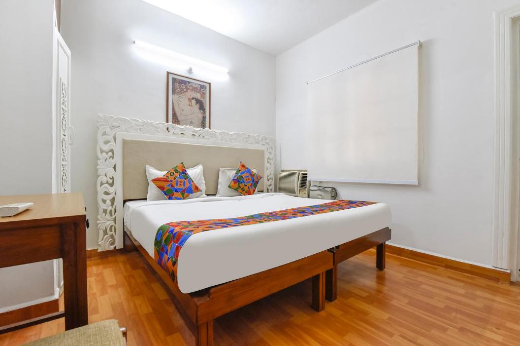 um quarto com uma cama grande num quarto em FabHotel Prime Fair stayz em Goa