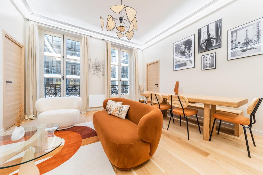 un salon avec une table et des chaises dans l'établissement Luxury flat Champs Élysées Air Cond. 6 Pers, à Paris