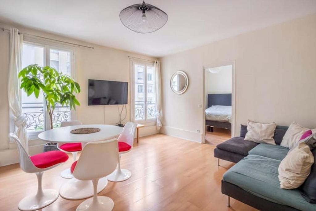 A seating area at Amazing 1 bedroom, 30sec from Arc de Triomphe