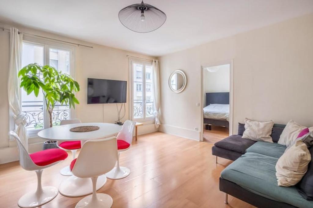Televízia a/alebo spoločenská miestnosť v ubytovaní Amazing 1 bedroom, 30sec from Arc de Triomphe