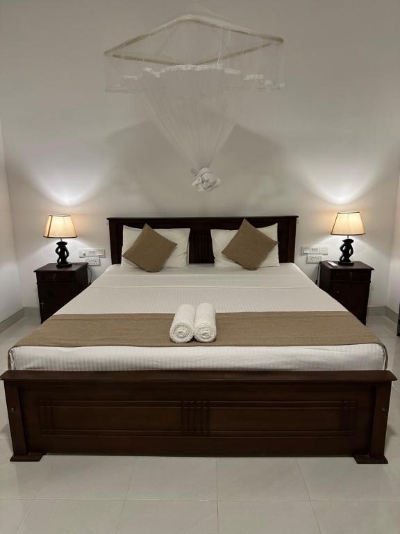 Postel nebo postele na pokoji v ubytování Sigiri Hibiscus Villa