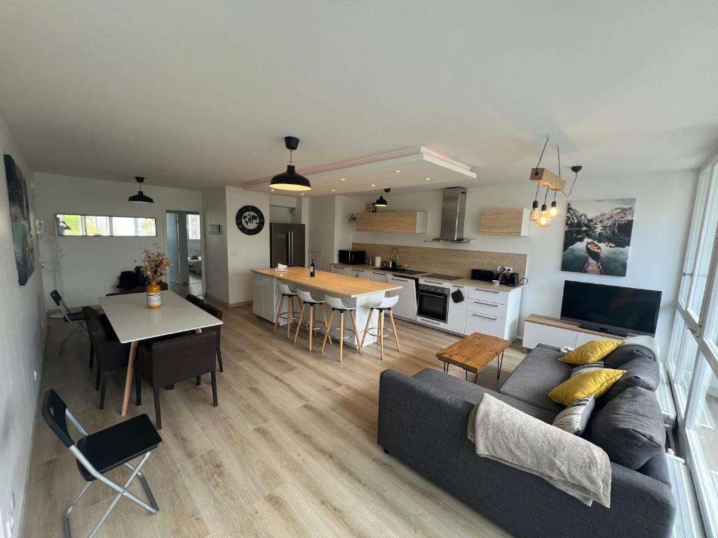 un salon et une cuisine avec un canapé et une table dans l'établissement Appartement 6-8 personnes, accès direct à Lyon, à Villeurbanne