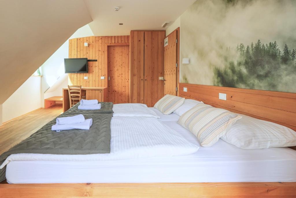 Postel nebo postele na pokoji v ubytování Hotel Jelka Pokljuka