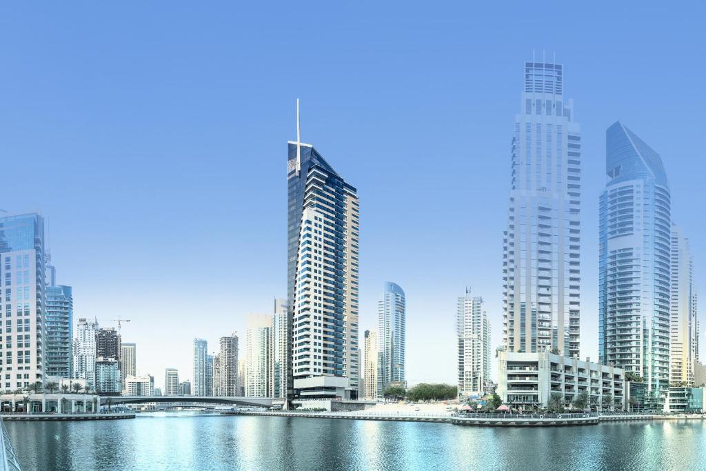 ドバイにあるDusit Princess Residences Dubai Marinaの高層ビルが立ち並ぶ大都市の景色