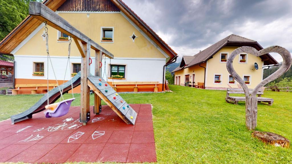Herní místnost nebo prostor pro děti v ubytování Tourist farm Gradišnik
