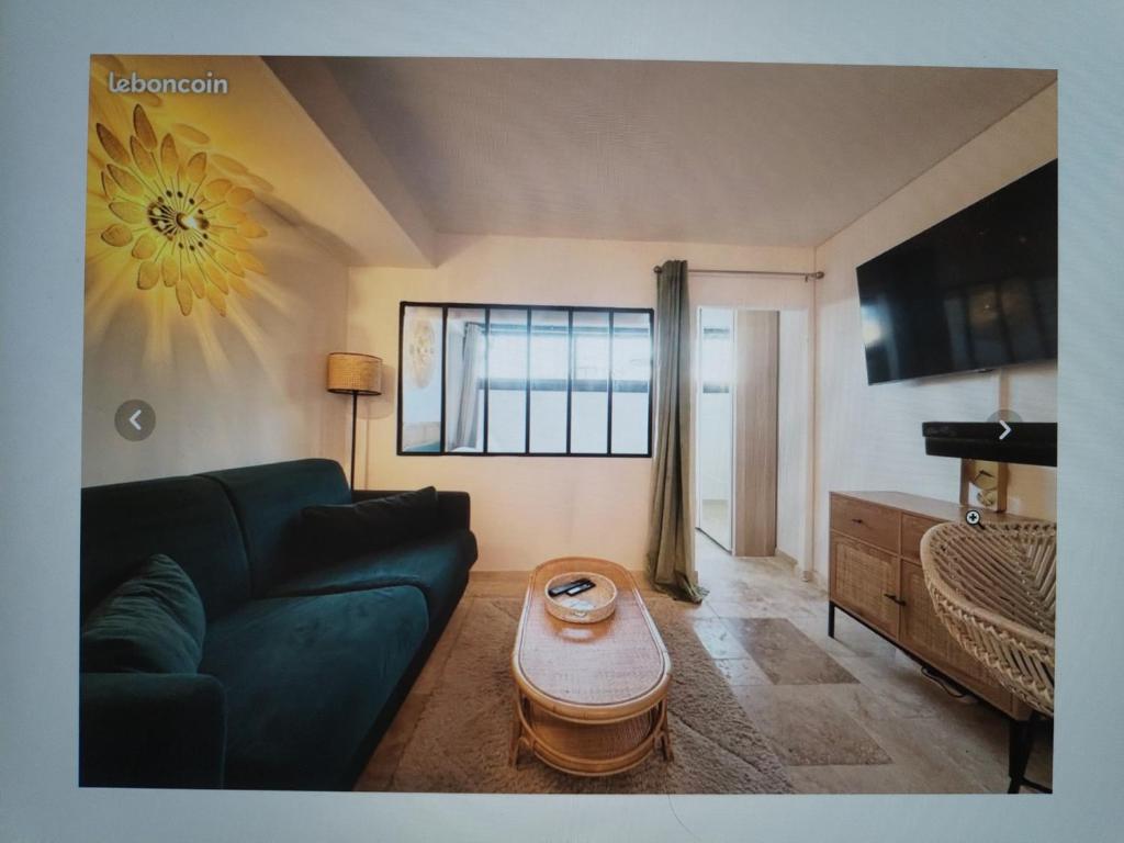 una sala de estar con un sofá y una mesa en Saint-Tropez FLORIDA, en Saint-Tropez