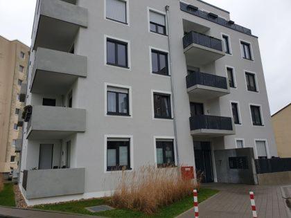 un edificio blanco con balcones en un lateral en Nexus Suites, en Pulheim