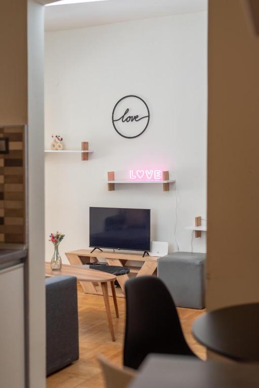 Televízia a/alebo spoločenská miestnosť v ubytovaní Houseloft Rotunda Getaway