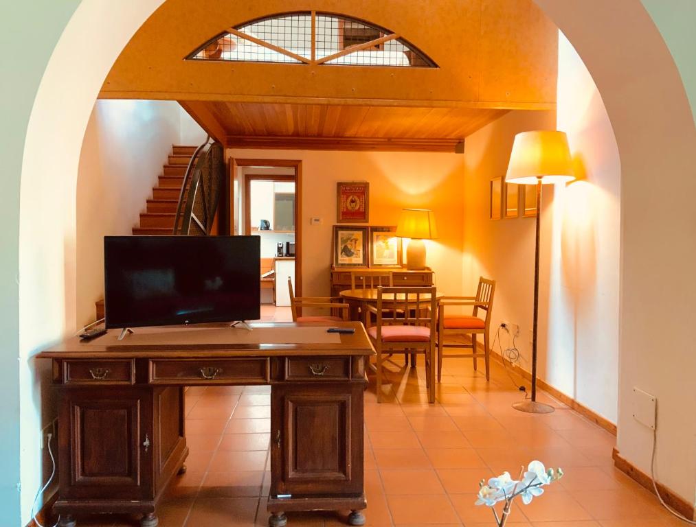 Televízia a/alebo spoločenská miestnosť v ubytovaní Le Residenze dei Serravallo