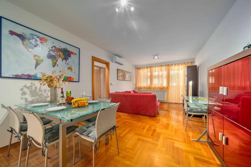 Cityscape Comfort Apartment With Garage - Happy Rentals