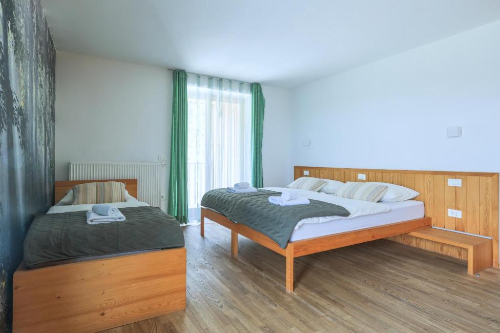 Postel nebo postele na pokoji v ubytování Hotel Jelka Pokljuka