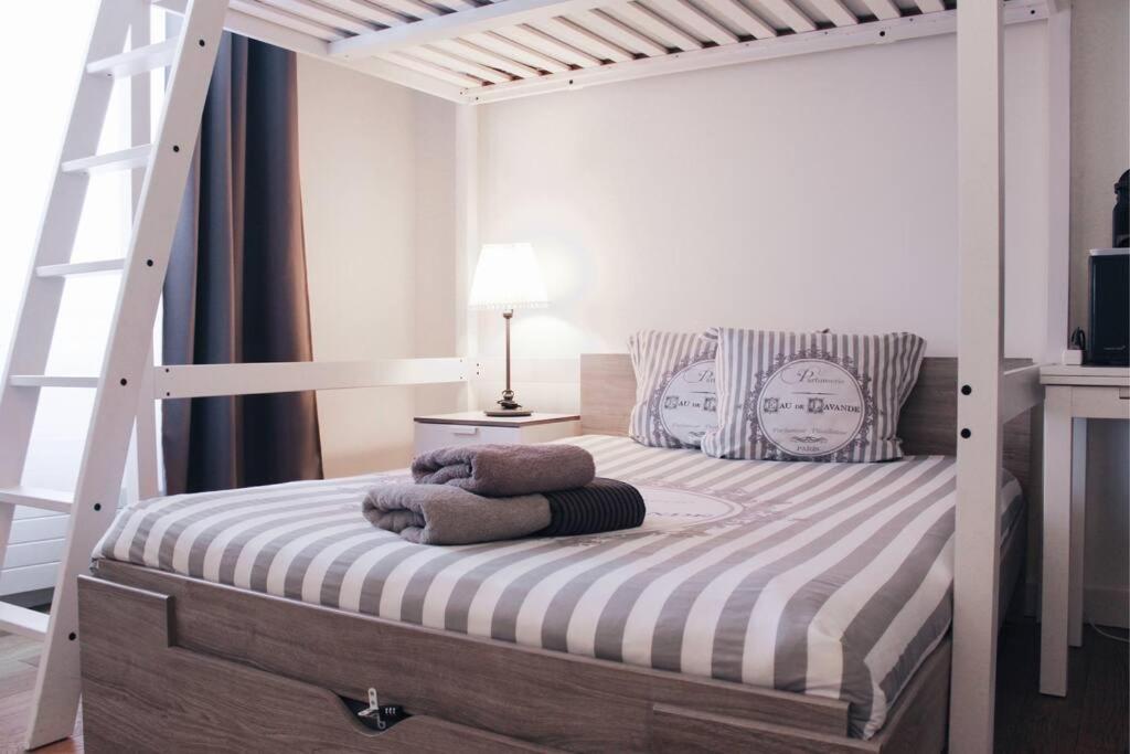 une chambre avec un lit superposé avec une échelle dans l'établissement Sacre Coeur Flat, à Paris