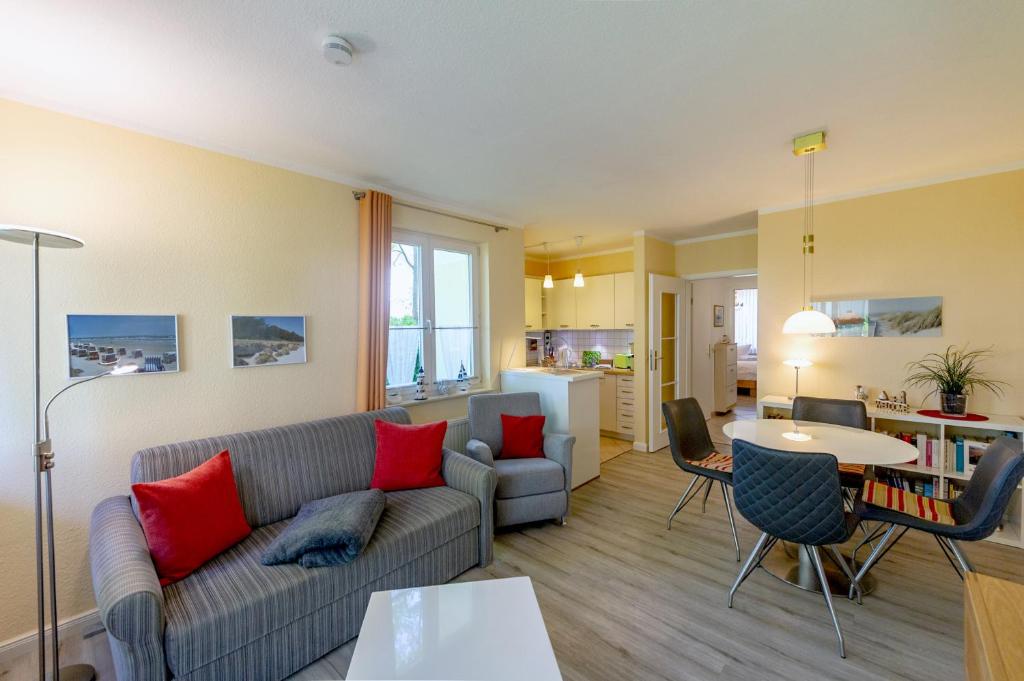 ein Wohnzimmer mit einer Couch und einem Tisch in der Unterkunft Wohnpark Stadt Hamburg - Apt. 14 in Binz