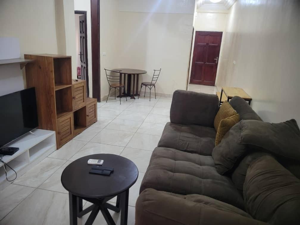 a living room with a couch and a table at Appartement Tout Confort en Centre Ville de Kaloum in Conakry