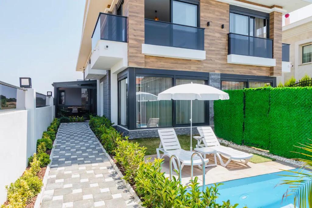 Bazén v ubytování Port Lara Villas nebo v jeho okolí