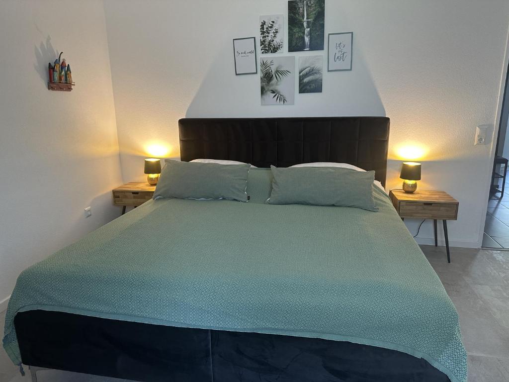um quarto com uma cama grande e 2 mesas de cabeceira em Melanies Apartment em Burgsinn
