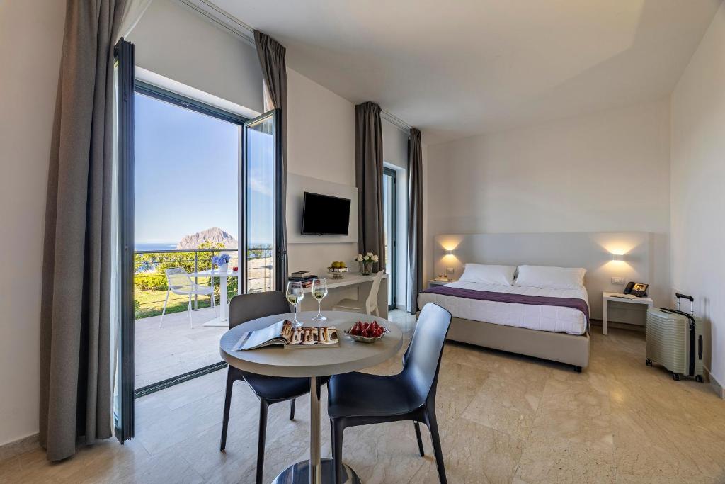 Postel nebo postele na pokoji v ubytování Hotel Venere di Erice Resort & Spa