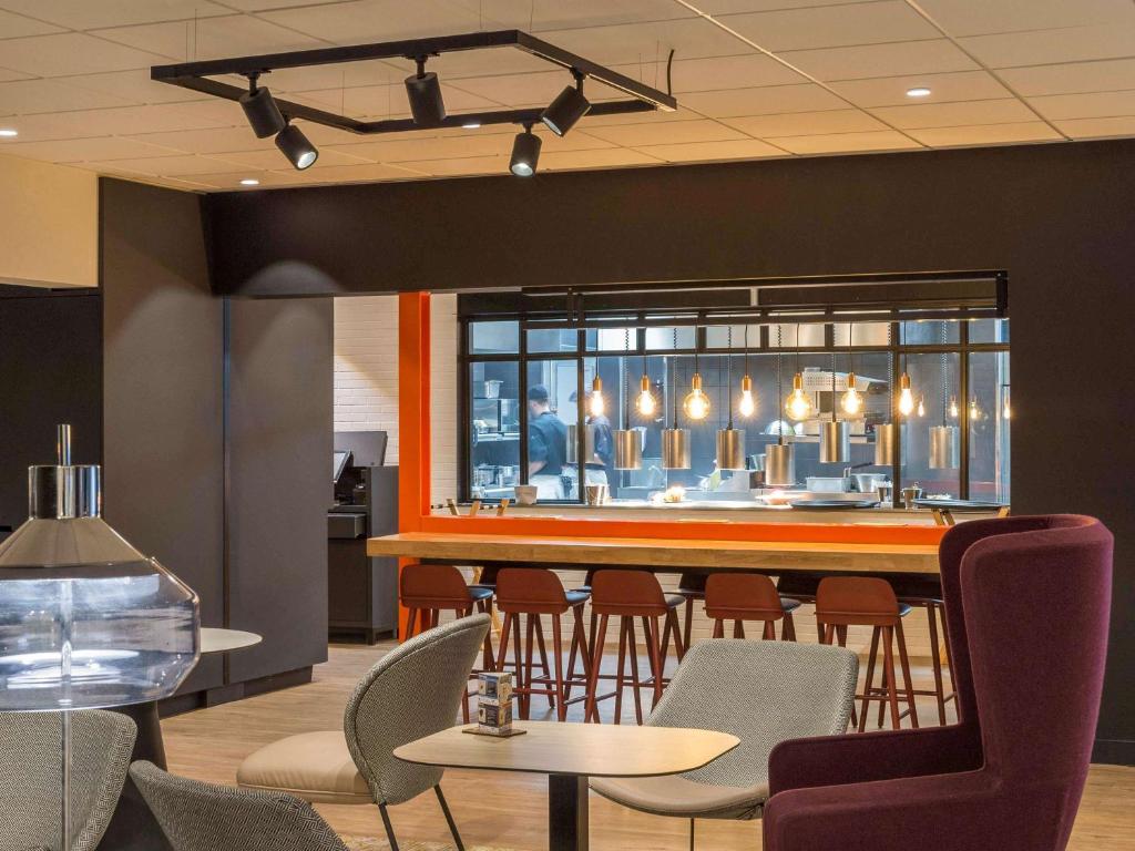 Lounge nebo bar v ubytování Novotel Lyon Bron Meeting & Events