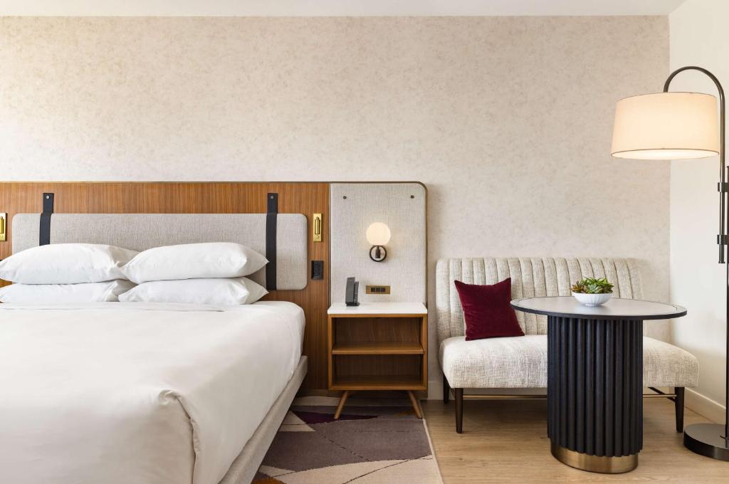Postel nebo postele na pokoji v ubytování Hyatt Regency New Brunswick