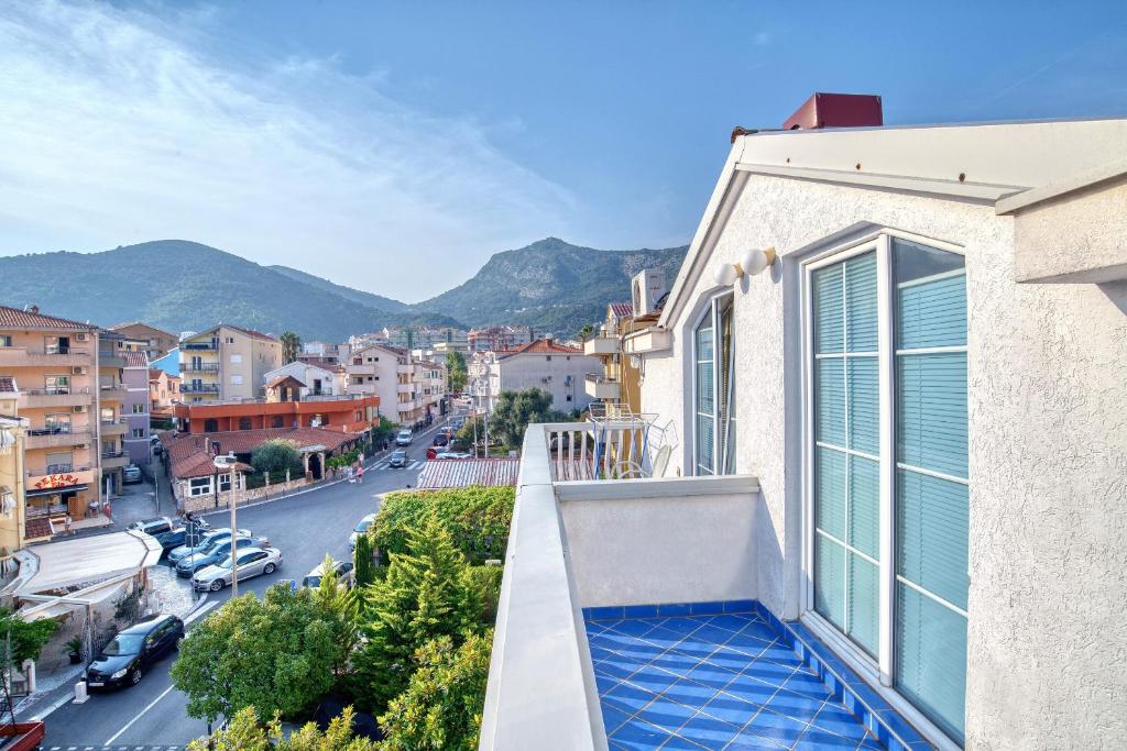 balcón con vistas a la ciudad en Sun Guest House, en Budva