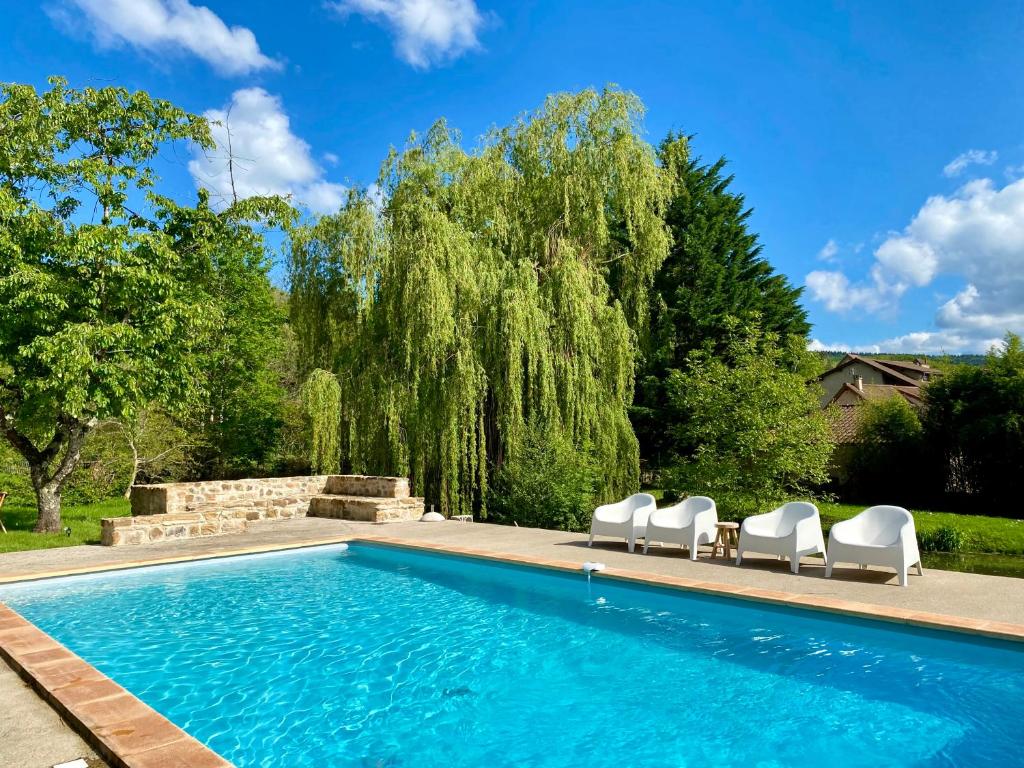 une piscine avec deux chaises longues et une piscine dans l'établissement Le Petit Chaudenas - Private Pool and Woodland, à Bray