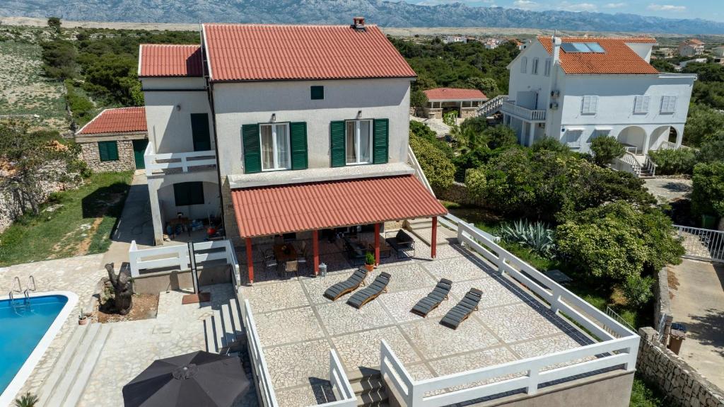an aerial view of a house with a swimming pool at Apartment Kosljun with pool in Košljun