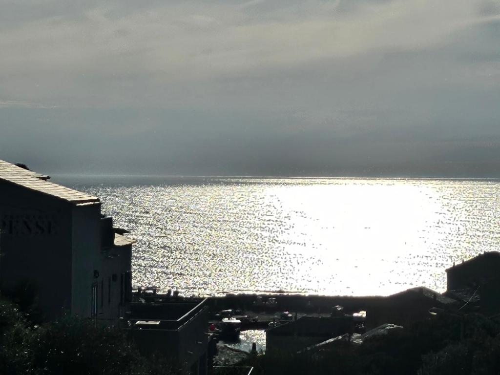 une vue sur une grande étendue d'eau dans l'établissement Casa Effet Mer, à Bastia