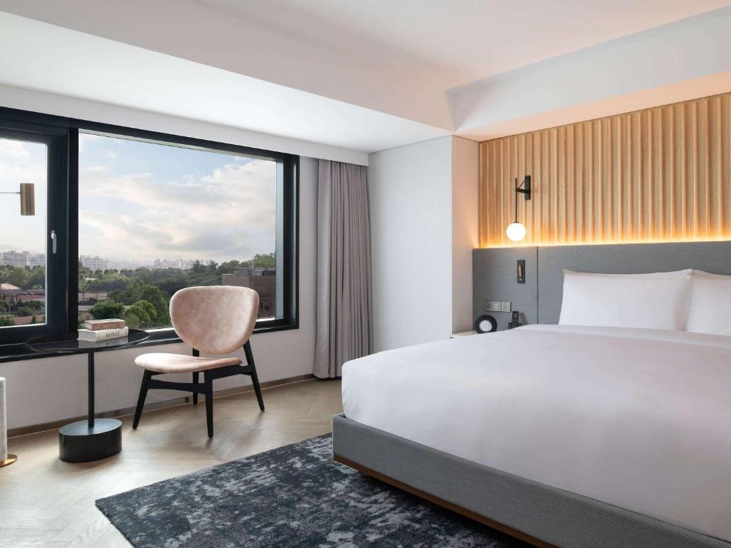 Cama ou camas em um quarto em Mondrian Seoul Itaewon