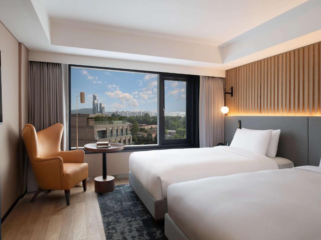 Cama ou camas em um quarto em Mondrian Seoul Itaewon