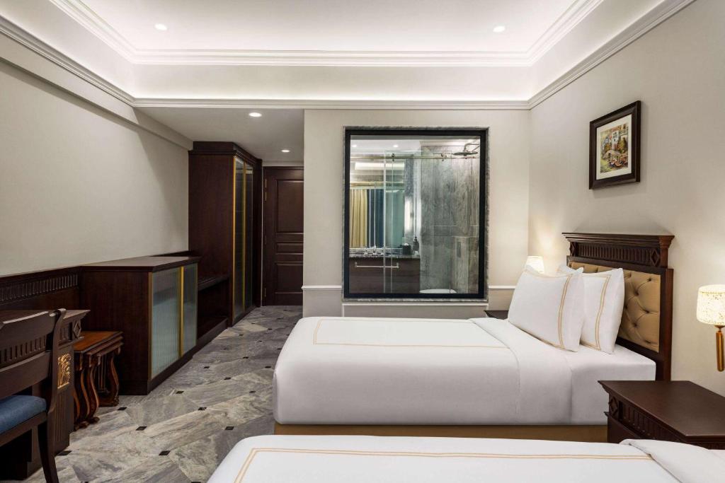 Кровать или кровати в номере Ramada by Wyndham Goa Vagator