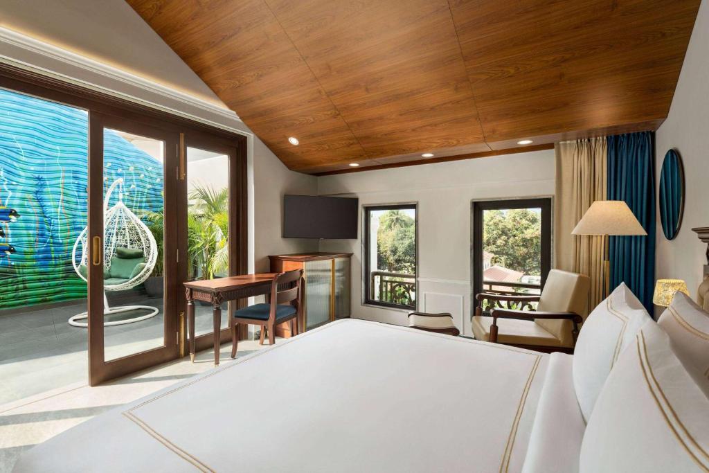 Кровать или кровати в номере Ramada by Wyndham Goa Vagator