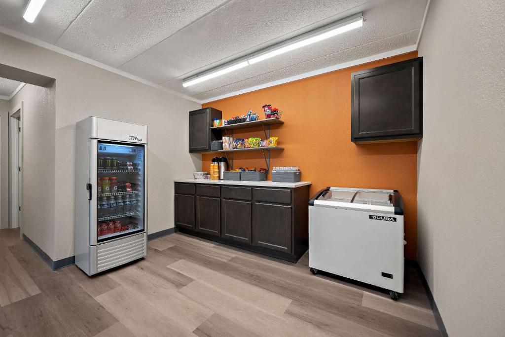 Kuchyň nebo kuchyňský kout v ubytování Suburban Studios Peoria