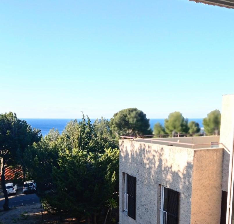 une vue sur l'océan depuis un immeuble dans l'établissement BLEU CASSIS-VINTAGE -3 Ch- Magnifique vue mer- Parking gratuit et Jardin, à Cassis
