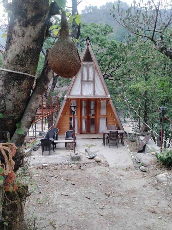 a small house in the middle of a forest at Alaknanda Kinare in Chamoli