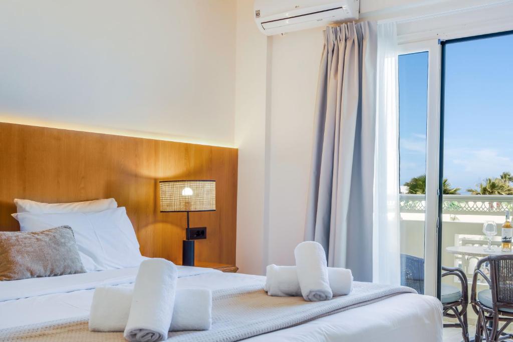 Postel nebo postele na pokoji v ubytování Socrates Hotel Malia Beach