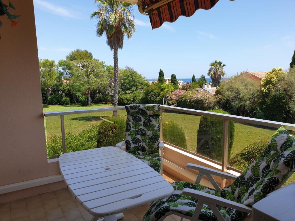 d'un balcon avec une table et des chaises et une vue sur un champ. dans l'établissement breguières, à Antibes