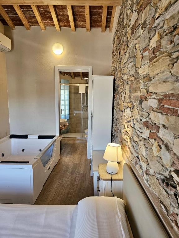 Postel nebo postele na pokoji v ubytování Il Tiglio Jacuzzi&Sauna