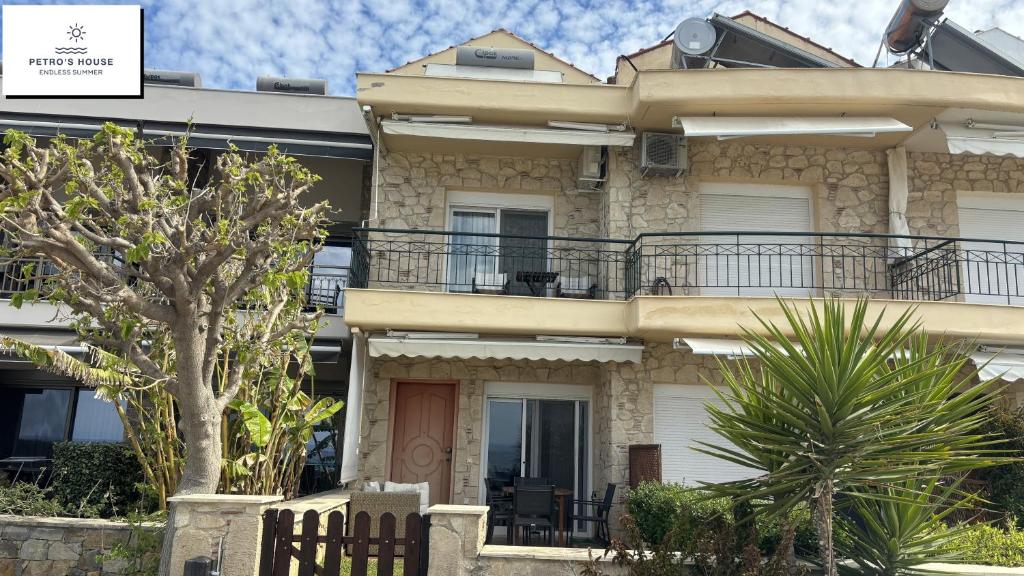 una casa con una recinzione davanti di Petro's House a Nikiti