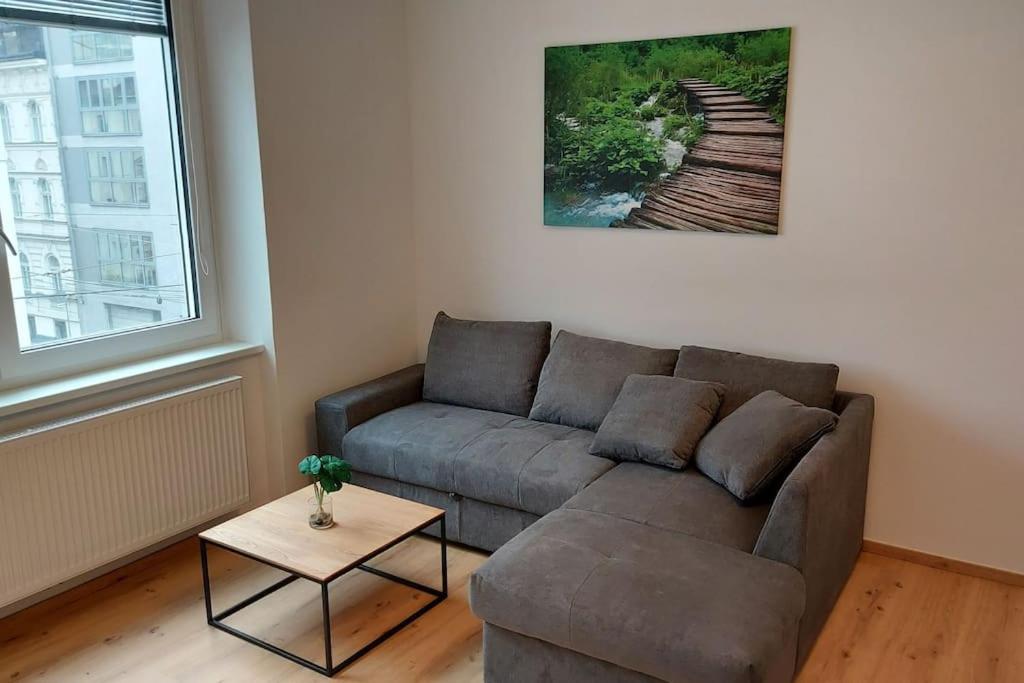 sala de estar con sofá y mesa en Appartement Top5b - Budget, en Linz