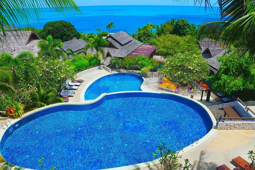 una vista aérea de una piscina en un complejo en Bhundhari Residence Koh Samui, en Chaweng