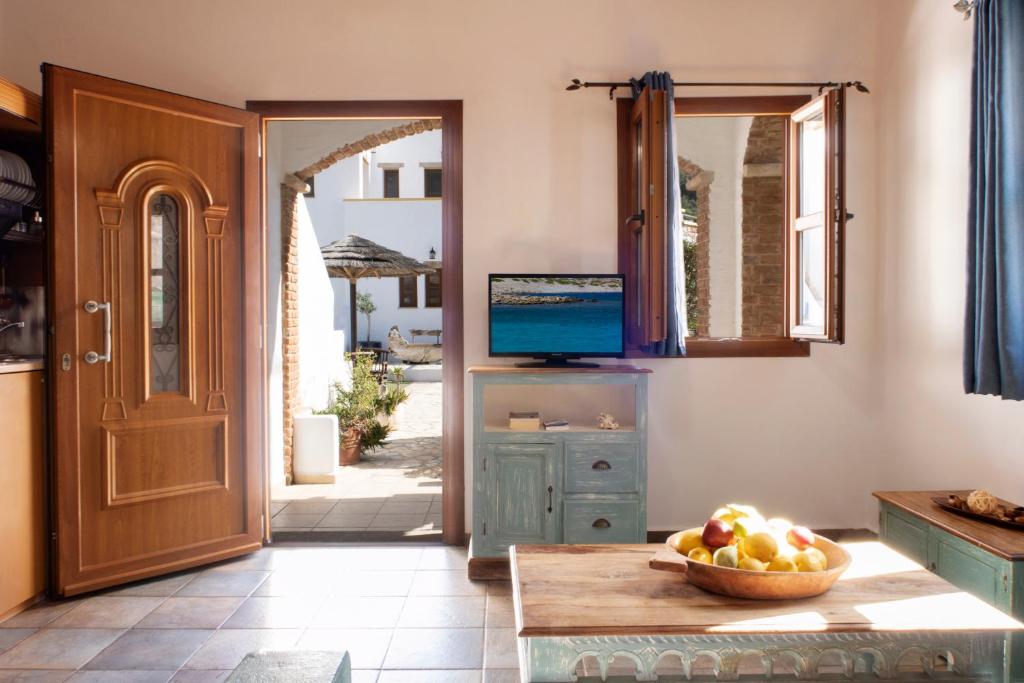 TV a/nebo společenská místnost v ubytování Panteli Beach Hotel