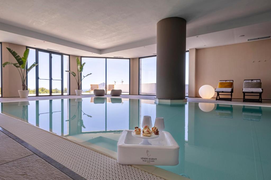 Bazén v ubytování Hotel Venere di Erice Resort & Spa nebo v jeho okolí