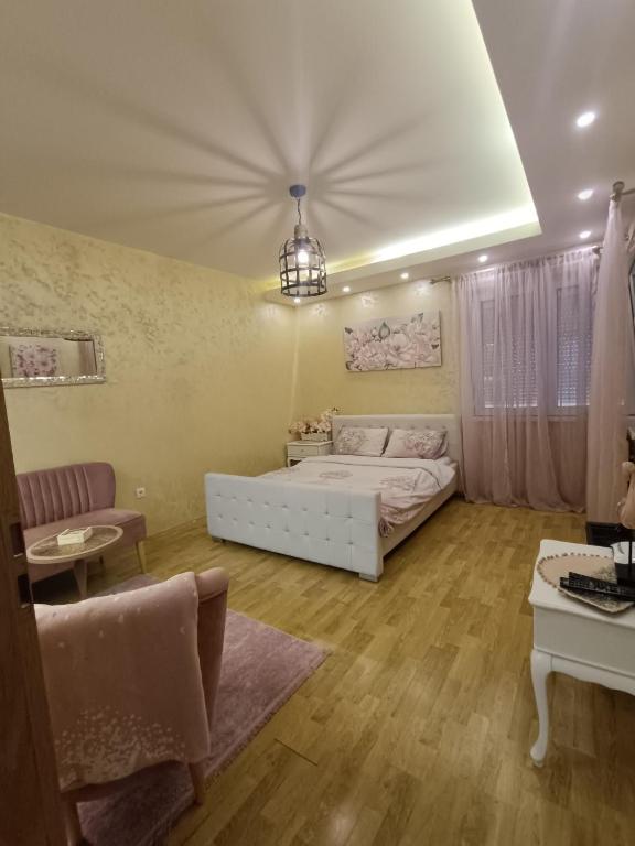Postel nebo postele na pokoji v ubytování Apartman Golden Rose