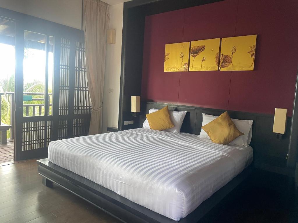 Postel nebo postele na pokoji v ubytování Bhundhari Residence Koh Samui