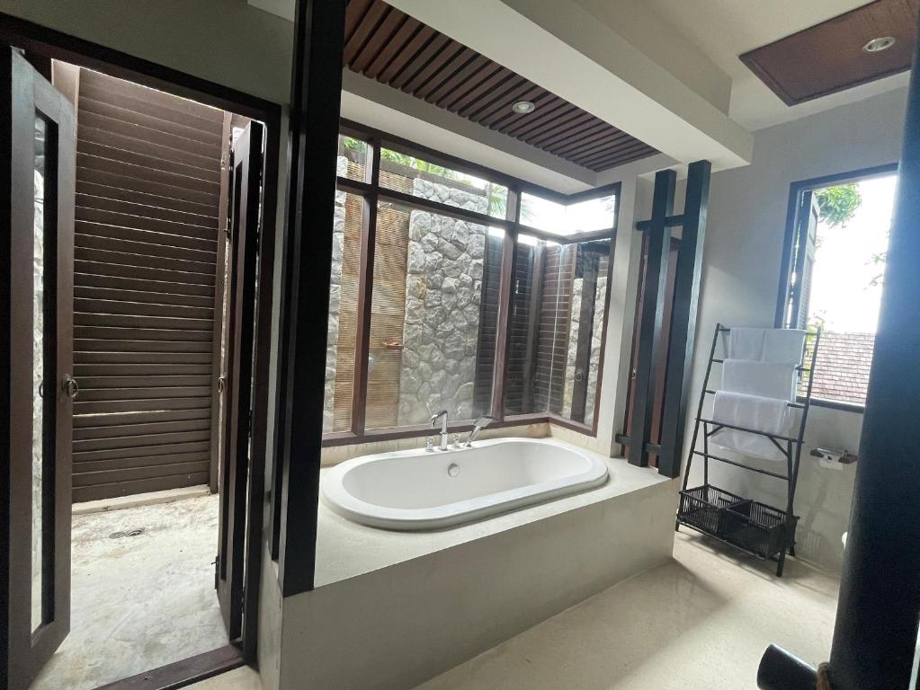 Koupelna v ubytování Bhundhari Residence Koh Samui