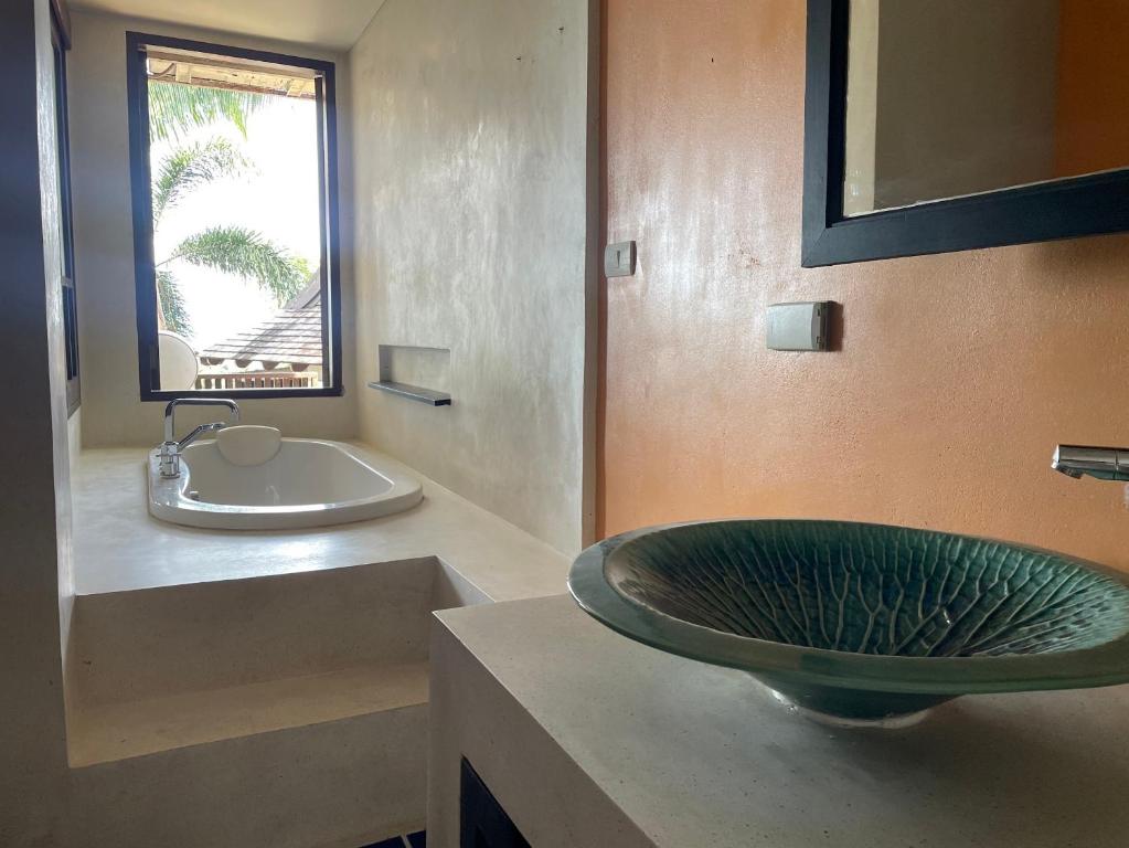 Koupelna v ubytování Bhundhari Residence Koh Samui