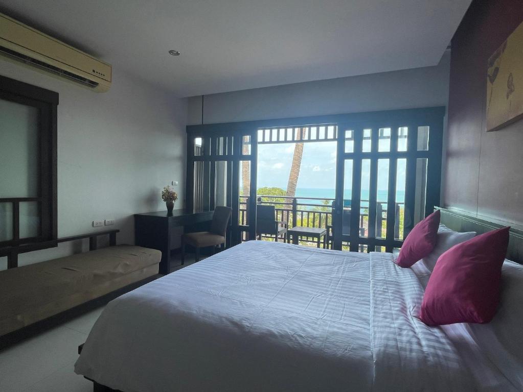 Postel nebo postele na pokoji v ubytování Bhundhari Residence Koh Samui