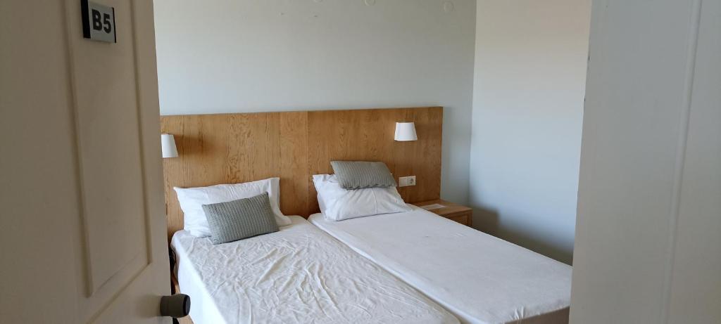 Postel nebo postele na pokoji v ubytování Vetoulas Suites n Studios in Stalos beach