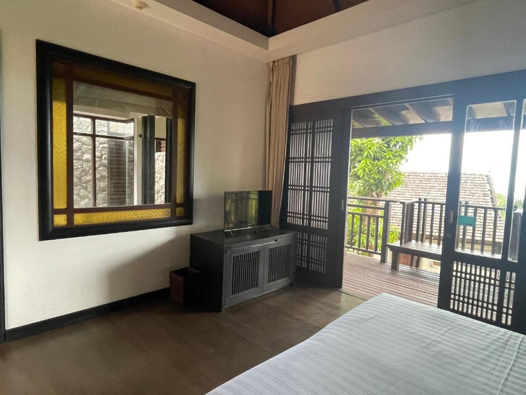 Postel nebo postele na pokoji v ubytování Bhundhari Residence Koh Samui