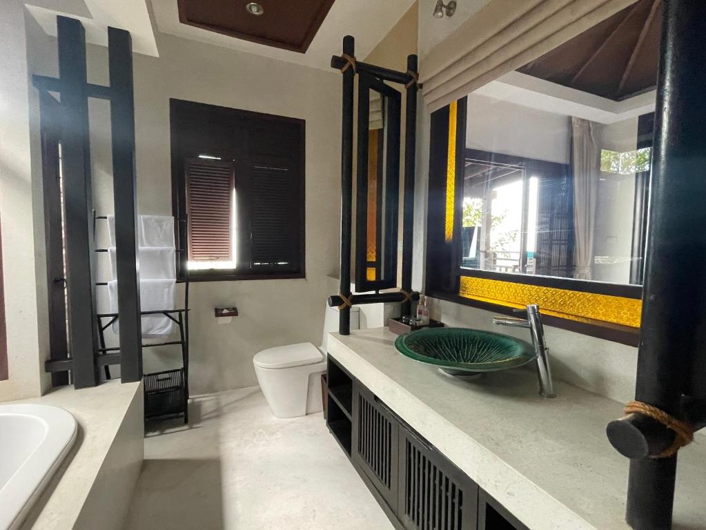 Koupelna v ubytování Bhundhari Residence Koh Samui